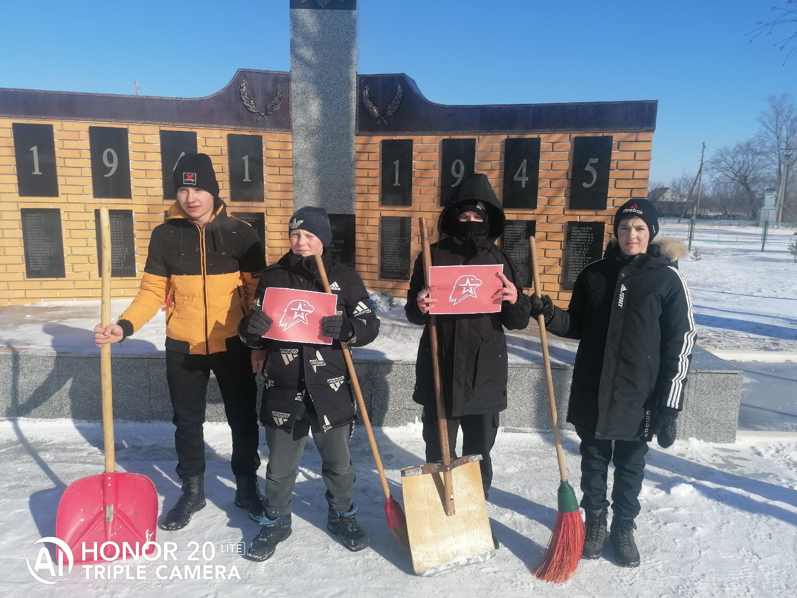 Юнармейский отряд МКОУ «Урюпинская СОШ» после прошедшего снегопада организовали уборку у памятника воинам-землякам.