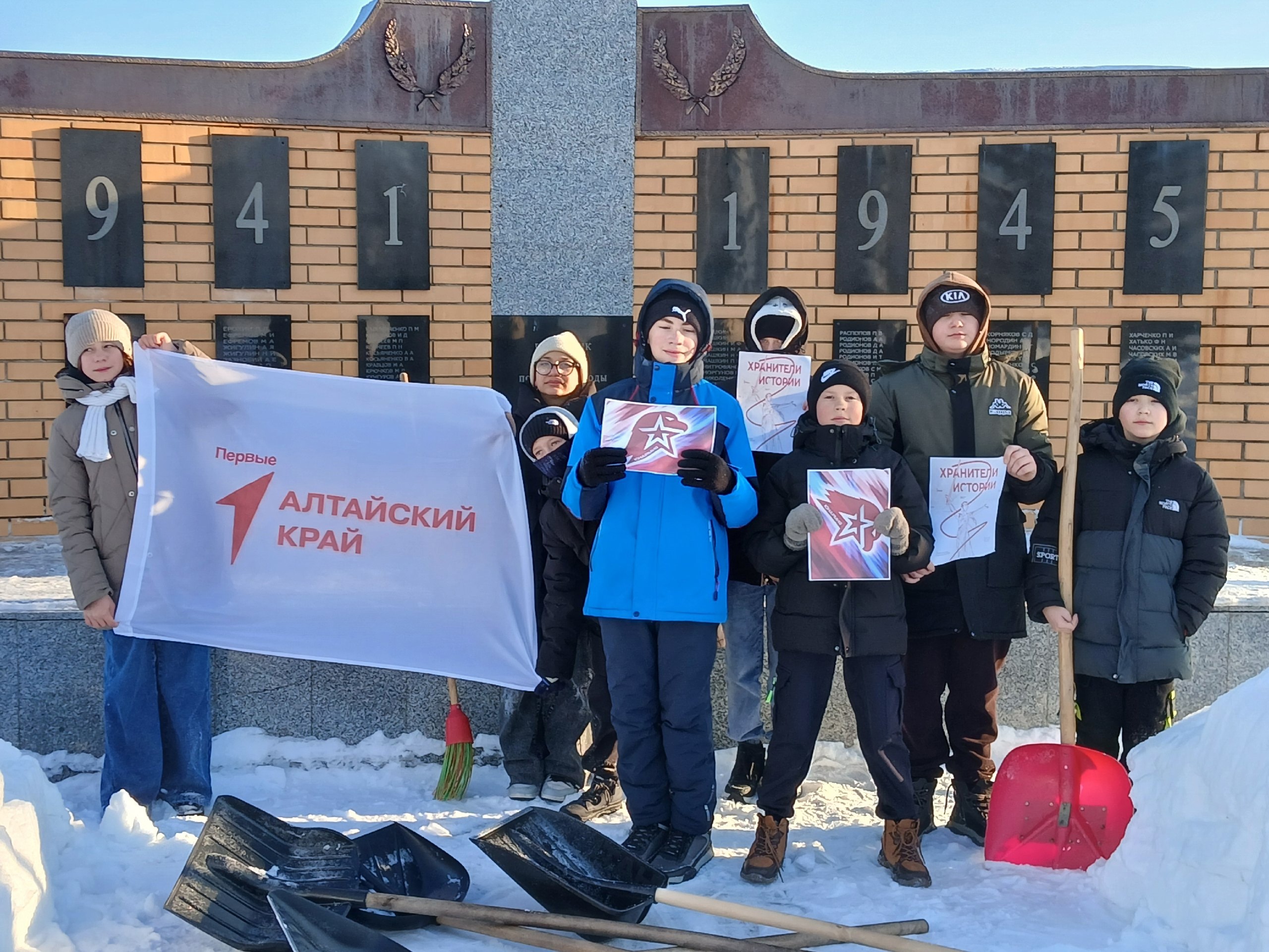 юнармейский отряд «Монолит»  и активисты Движения Первых.